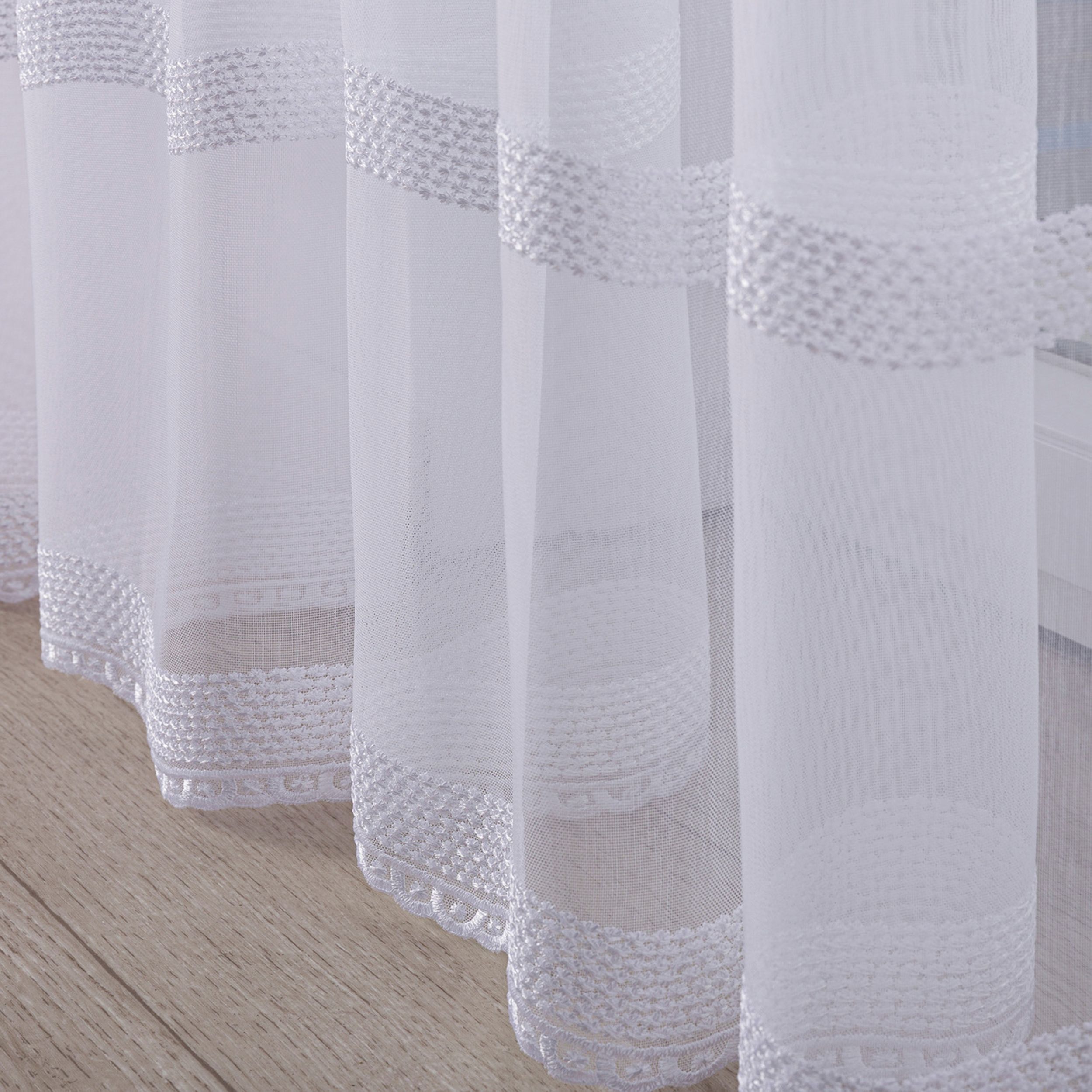 Voile 186-40 hvit med mønsterkant